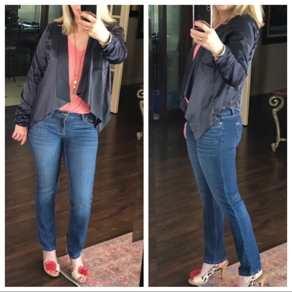 Satiny navy blue cropped high low blazer - Picture 6 of 8